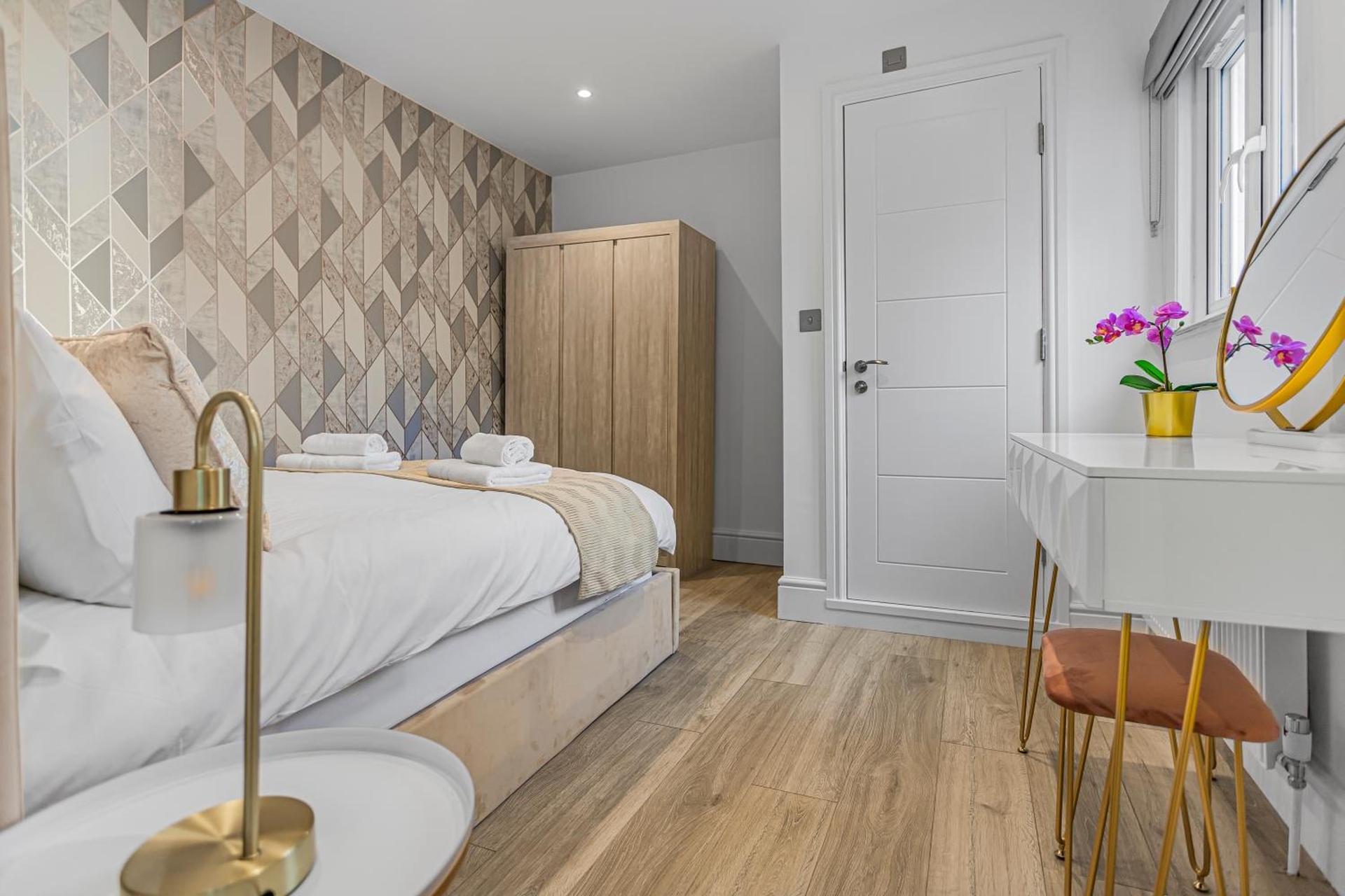 Modern 3 and 2 bedroom apartment in Maida Vale, London
