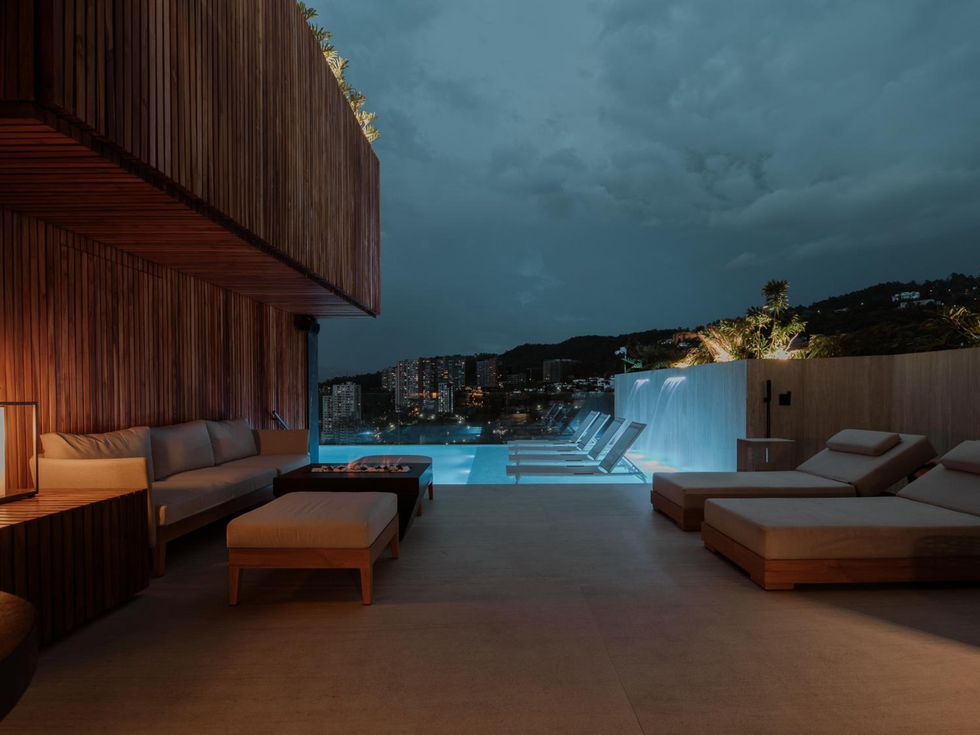 Binn Hotel, Poblado