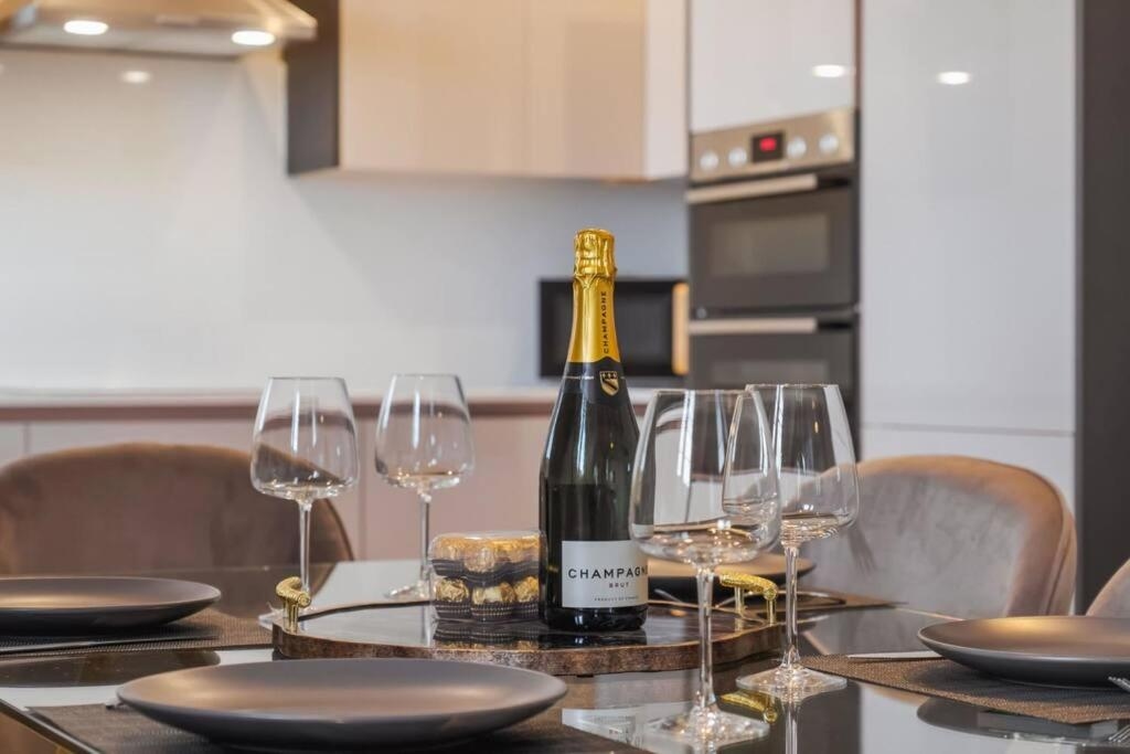 Luxury Penthouse - Castle Views - 2 Bed & Parking - By Tempstay, Windsor