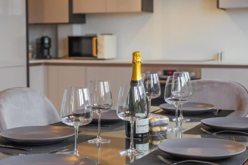 Spacious Luxury Penthouse, 2BR, Private Parking - By Tempstay, Windsor