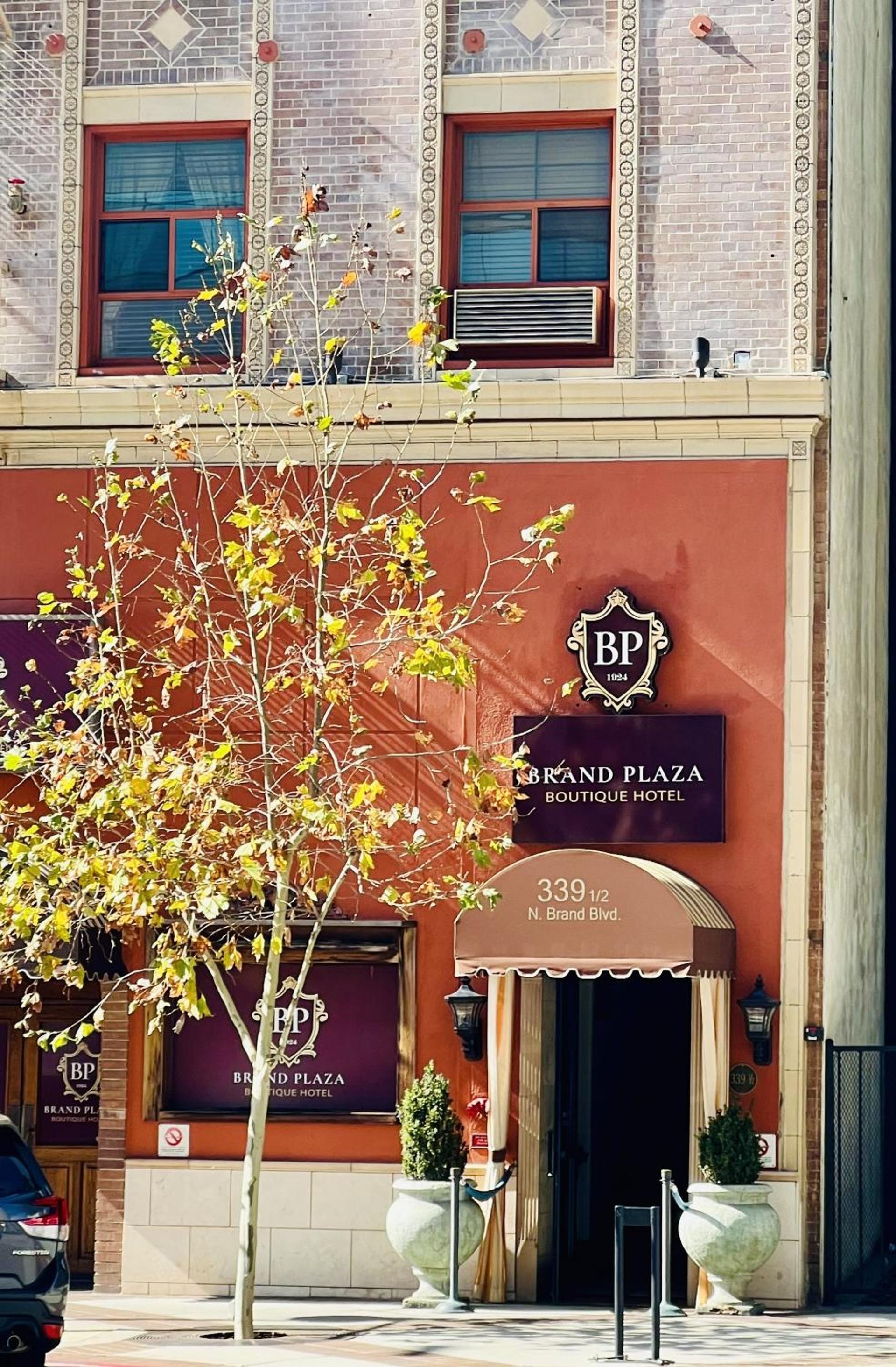 Brand Plaza Hotel, Glendale