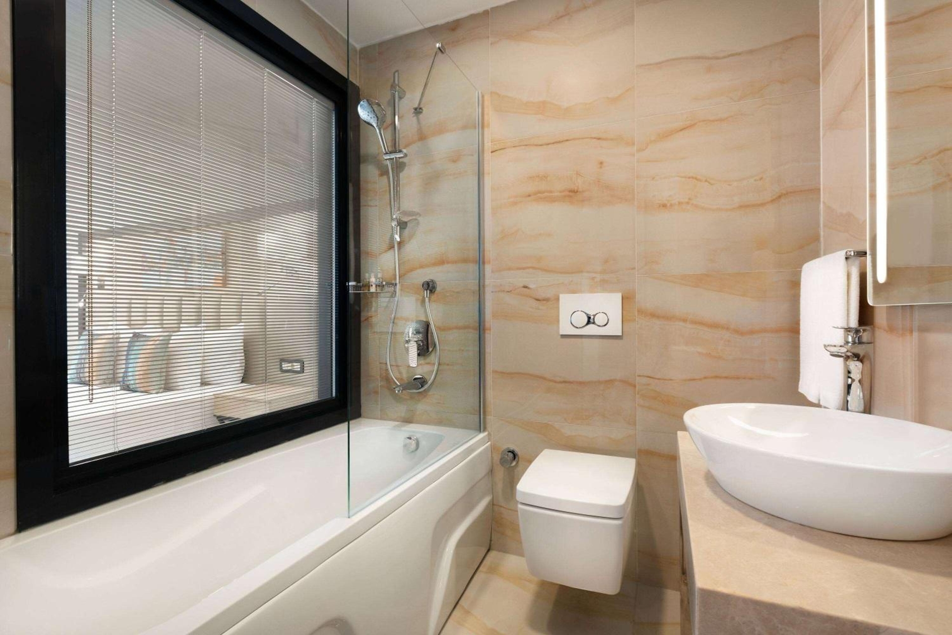 Foto de Ramada Encore By Wyndham Istanbul Basin Express