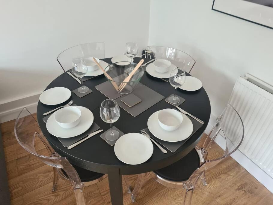 Neon Heights 2 bed Luton town centre, Luton