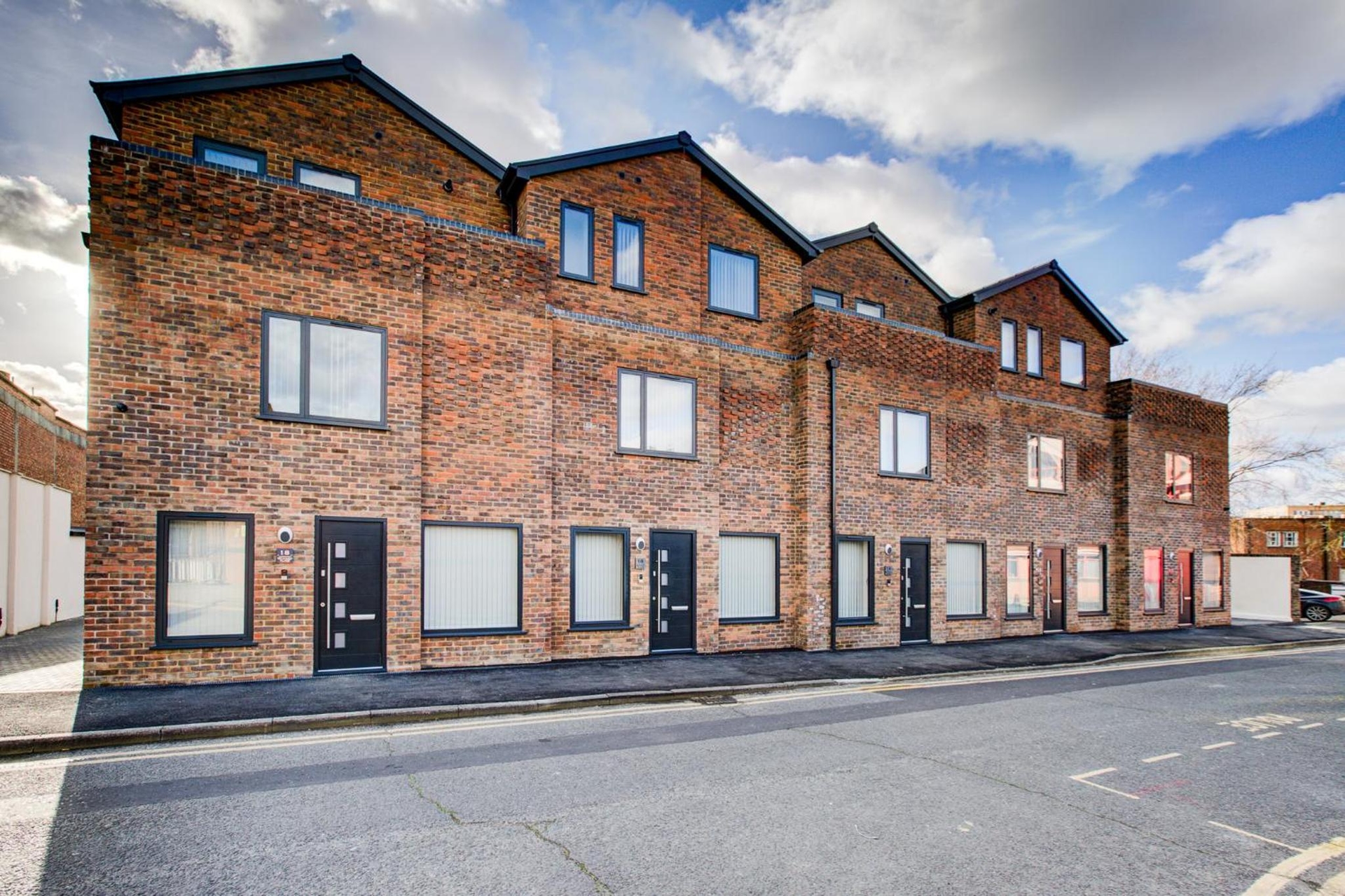 Hybrid Resi - Uxbridge, On-site CAR or VAN parking, near London Heathrow Airport, Uxbridge