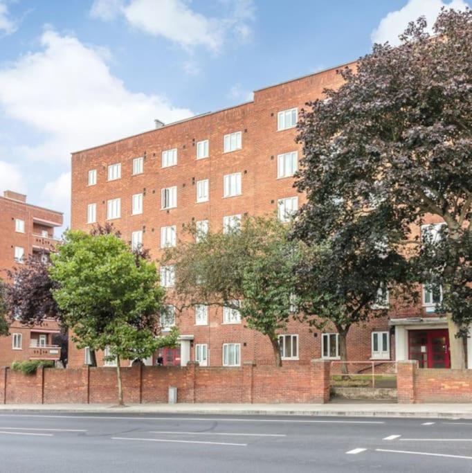 Top Floor 1 Bedroom Apartment with views over London, London