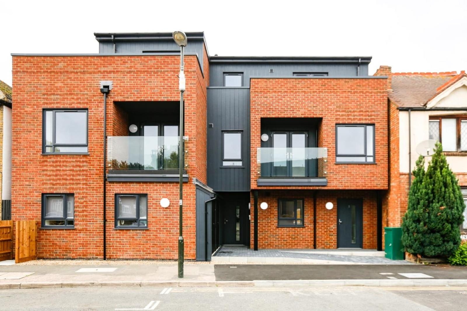 Hybrid Resi - London, Mitcham close to Tooting and Wimbledon, Mitcham