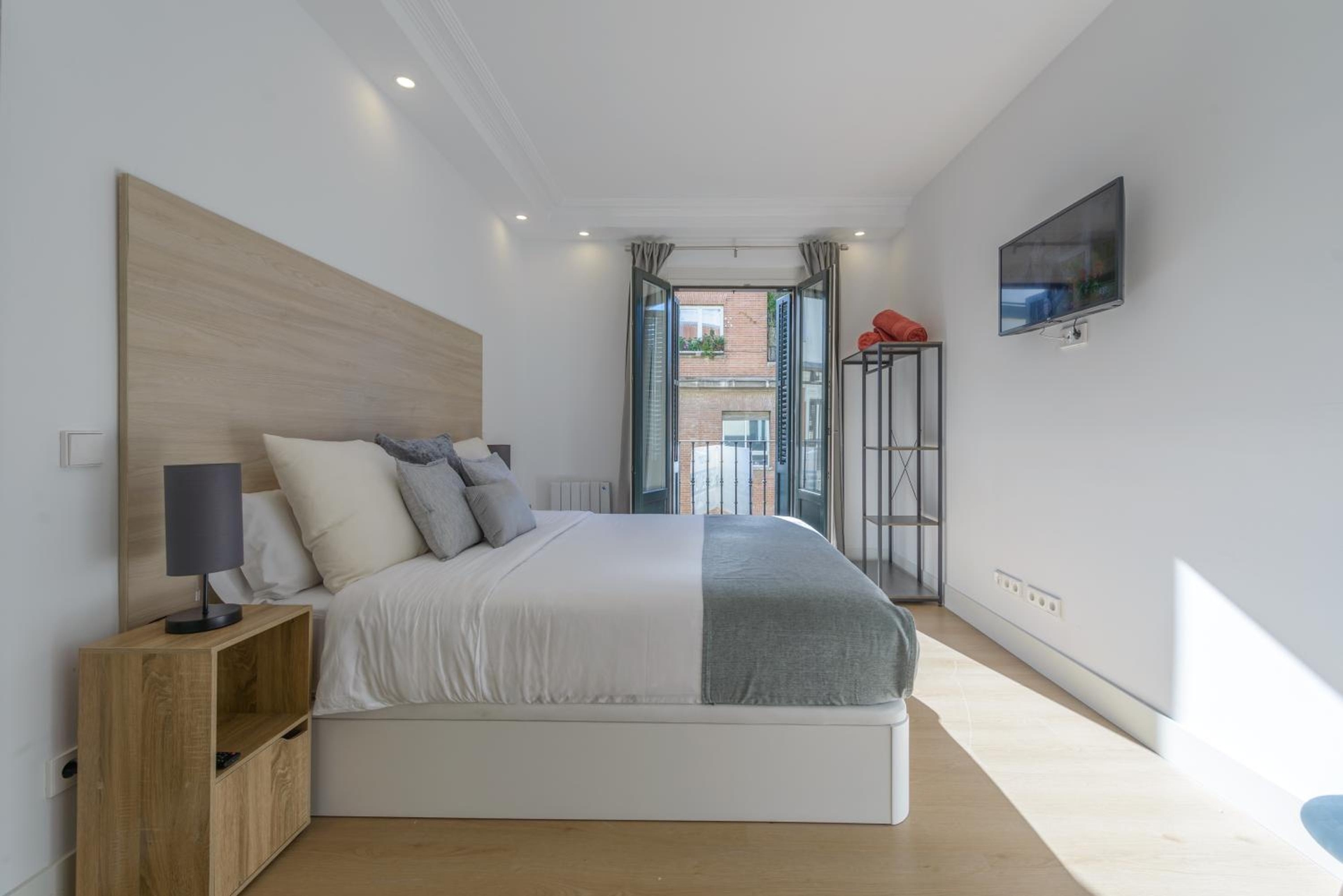 Gran Via NEW 2BR 1BTH Elevator, Madrid