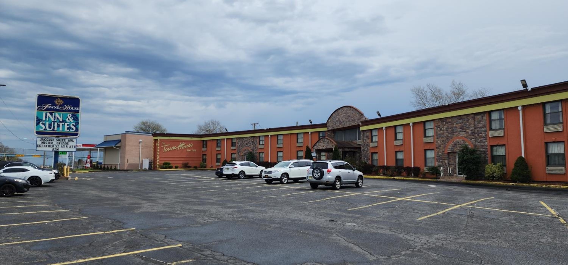 Town House Inn and Suites