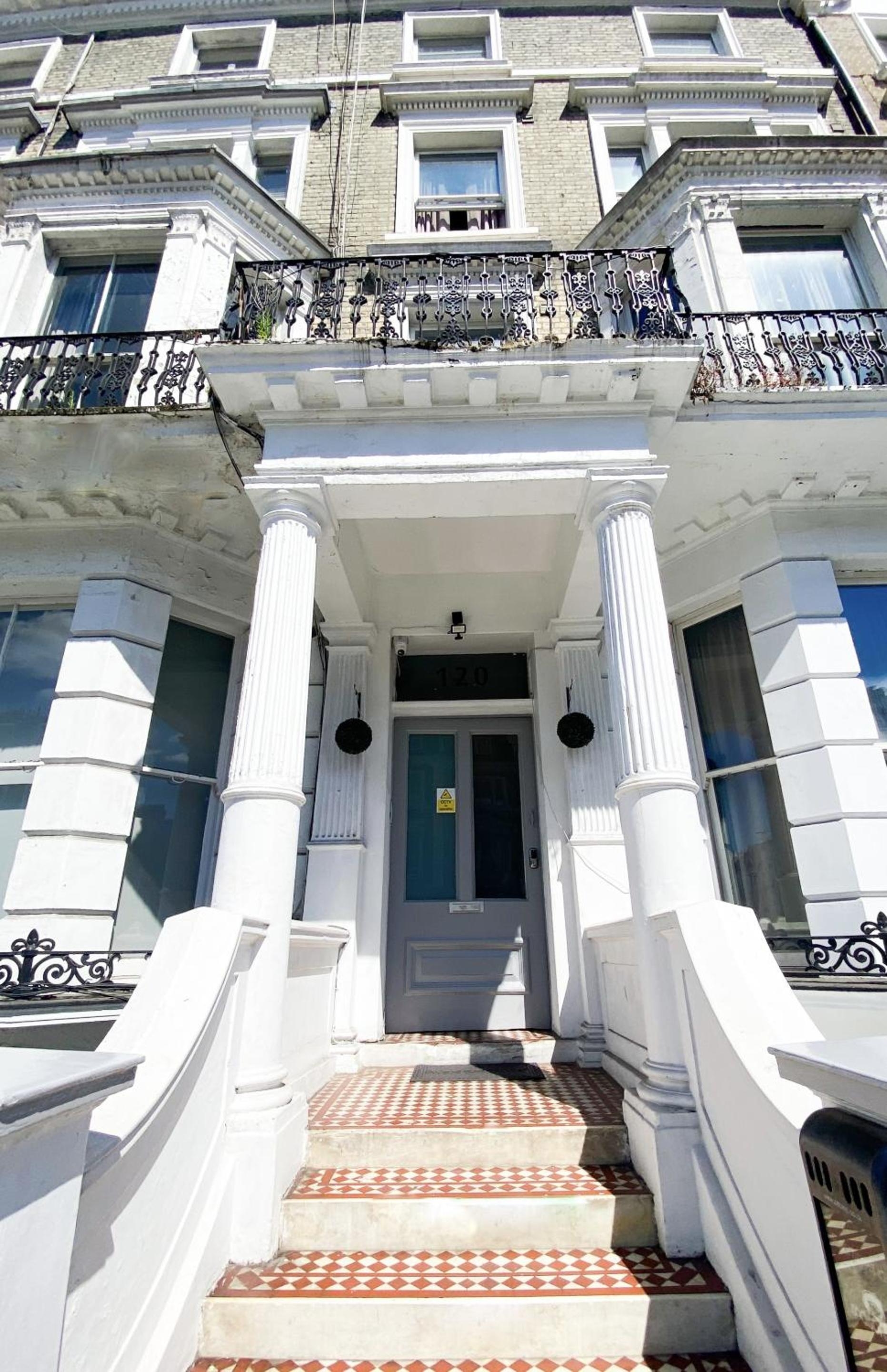 Holland Rd Studios Close to Olympia London, London