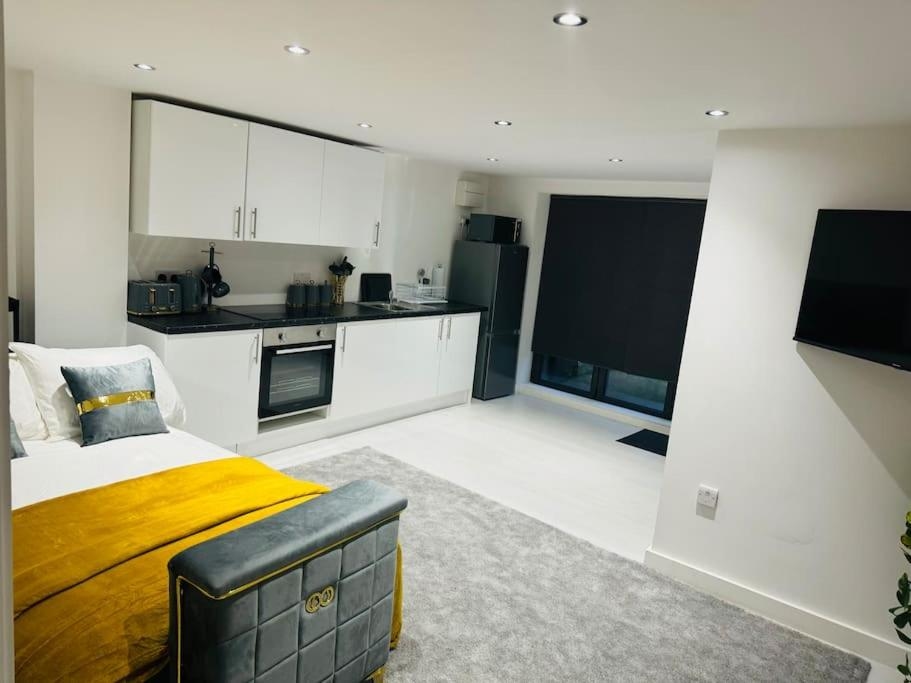 Perfect 1 Bed Apartment Sleeps 5 1 Kingsize bed 1 double Sofabed & Foldable Single bed Free Parking Wifi good transport network shopping Holiday Makers Fam, Enfield