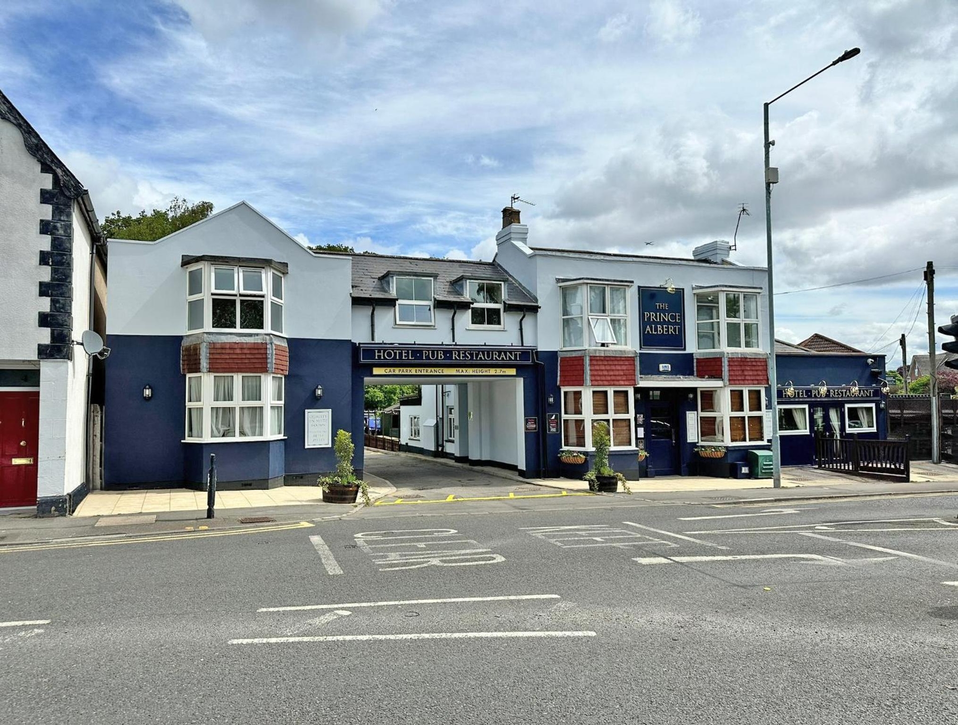 The Prince Albert Pub & Hotel with onsite FREE PARKING 2 minutes from Legoland, Windsor