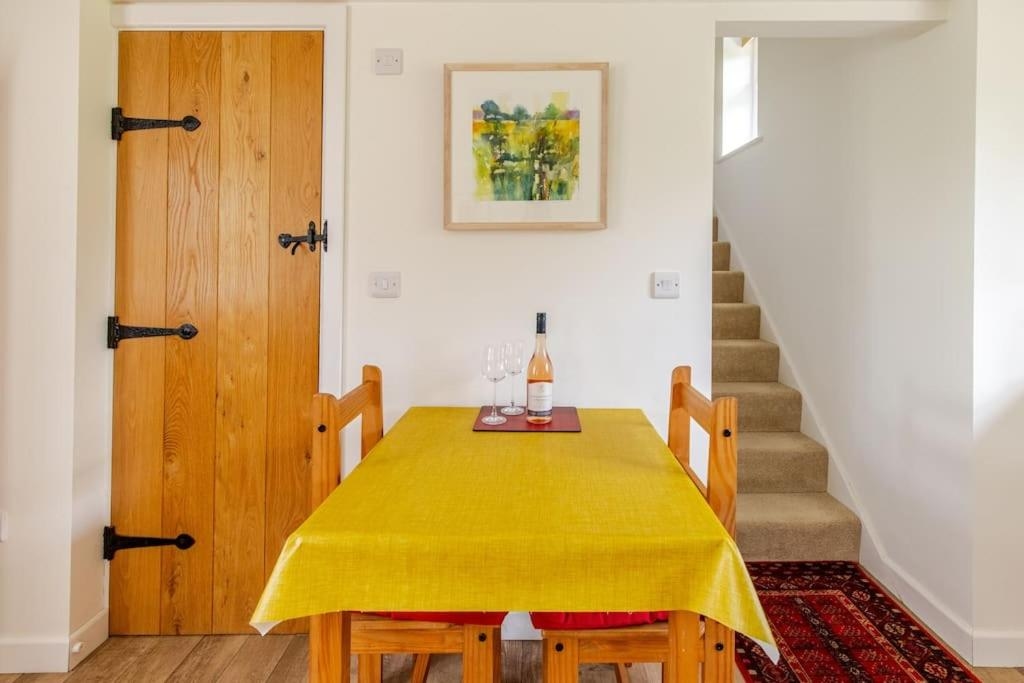 Lovely Kent cottage with rural Medway views, Tonbridge