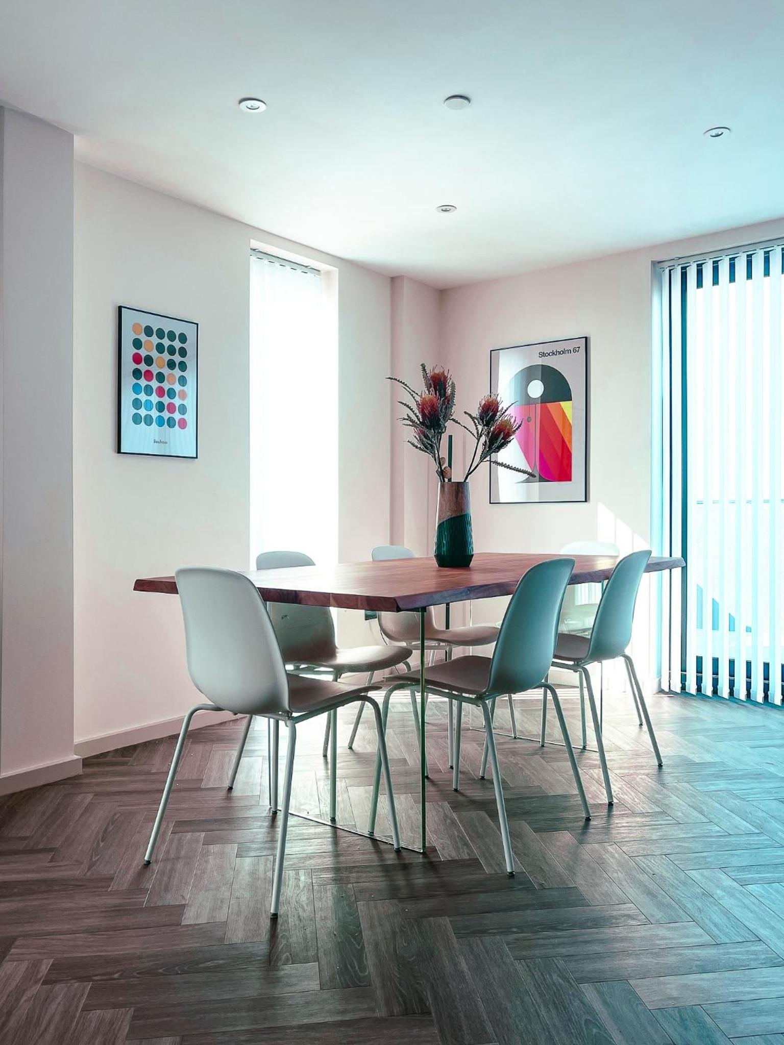 Luxe Penthouse Retreat: With Free Parking!, Brentford