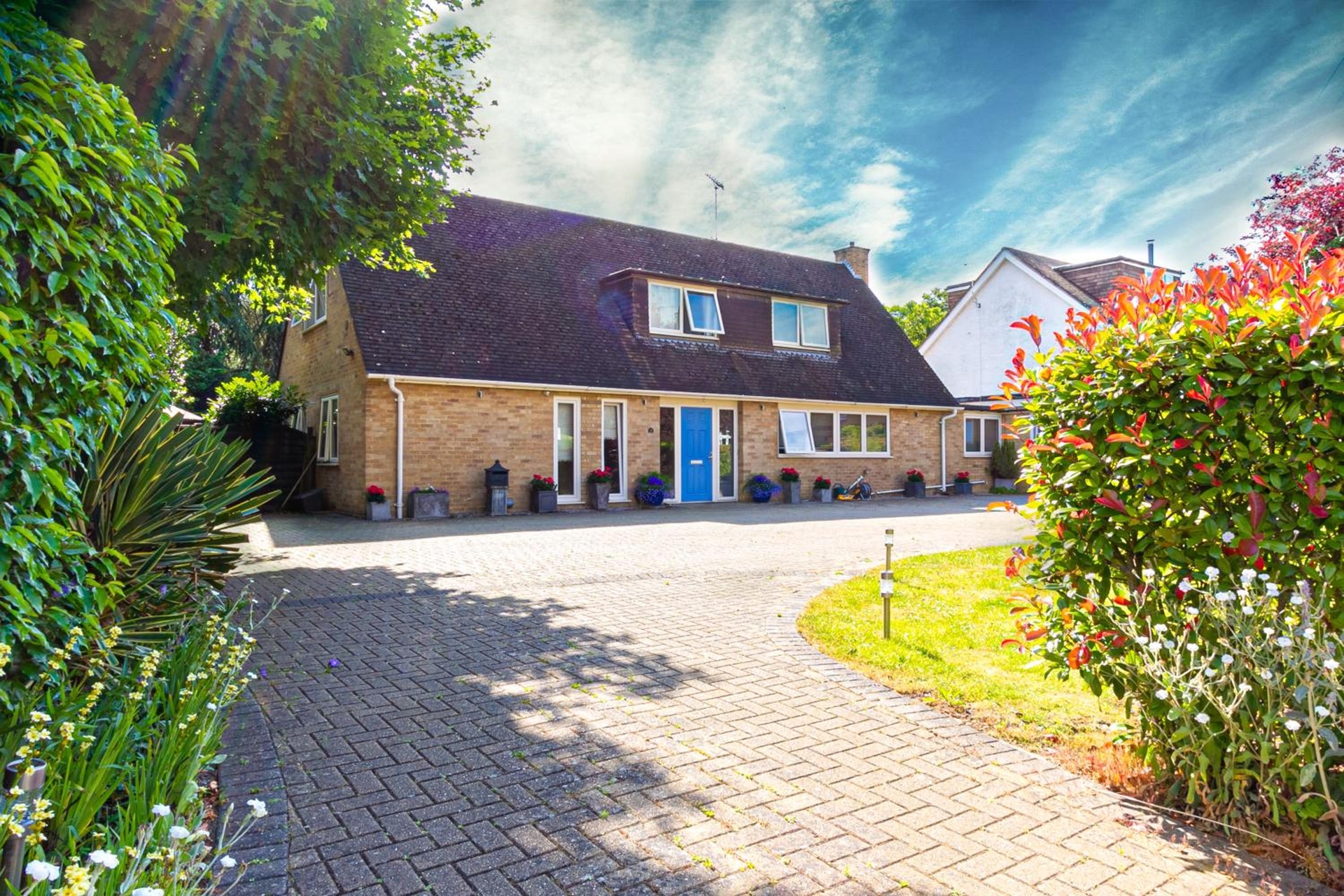 Stylish Studio-Walk to Windsor/Eton/Thames with Car Park, Datchet
