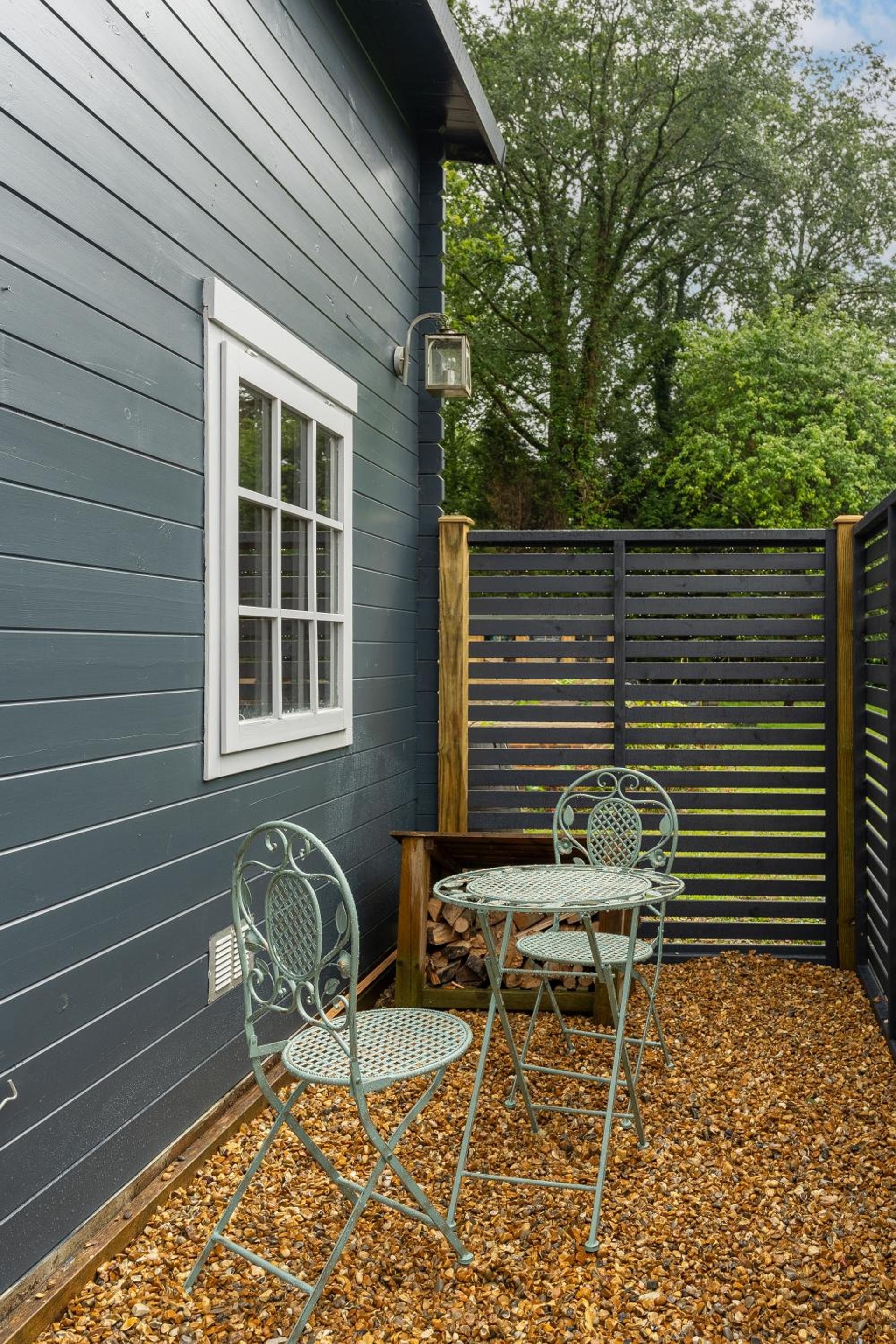 Walliswood Lodge - Wood Burner, Air Con & Wi-fi, Rural Retreat, Ewhurst