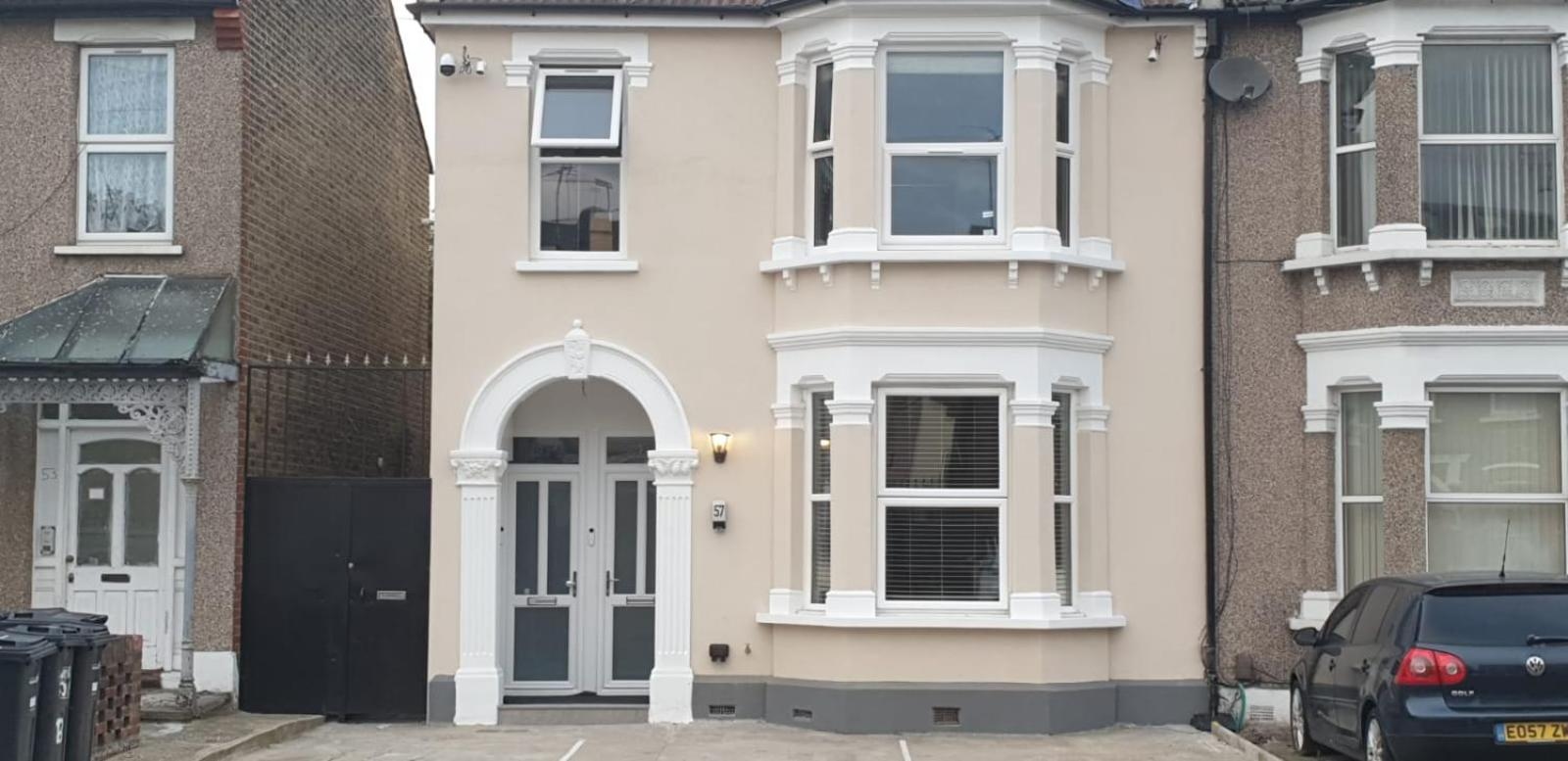 London Luxury 3 bedroom flat, 2 bathrooms, Living Room, free parking, 4 mins to station, garden, Ilford