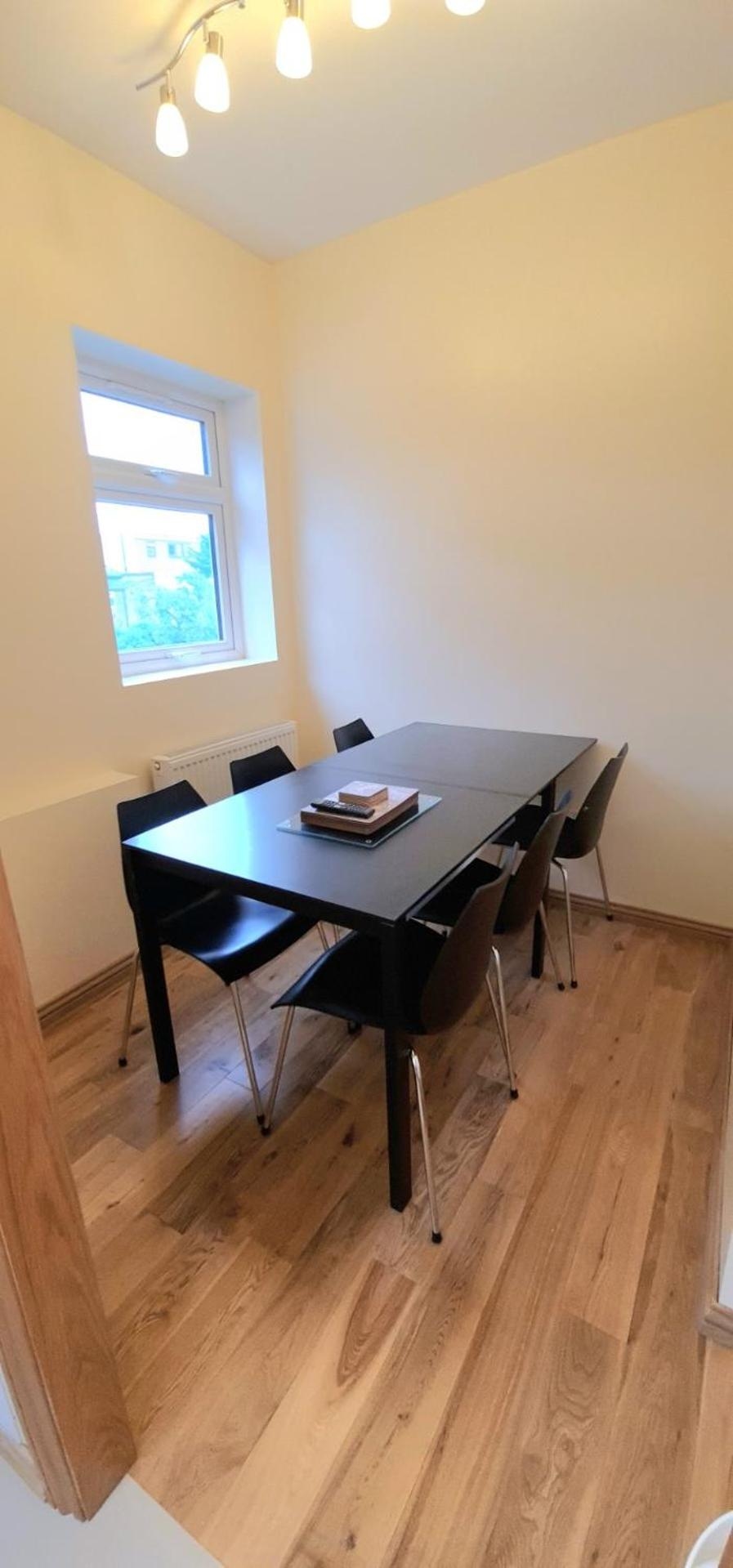 London Luxury 3 bedroom large apartment, aircon, free parking, station 4 mins walk, Ilford