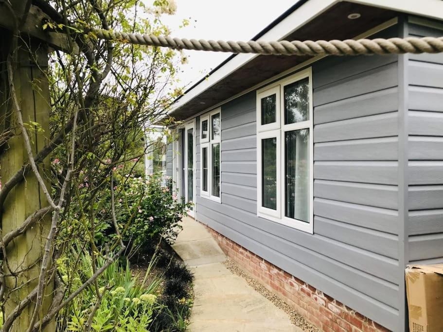 RIVER RETREAT- near Holloway U, Thorpe Park and Heathrow airport, Thorpe