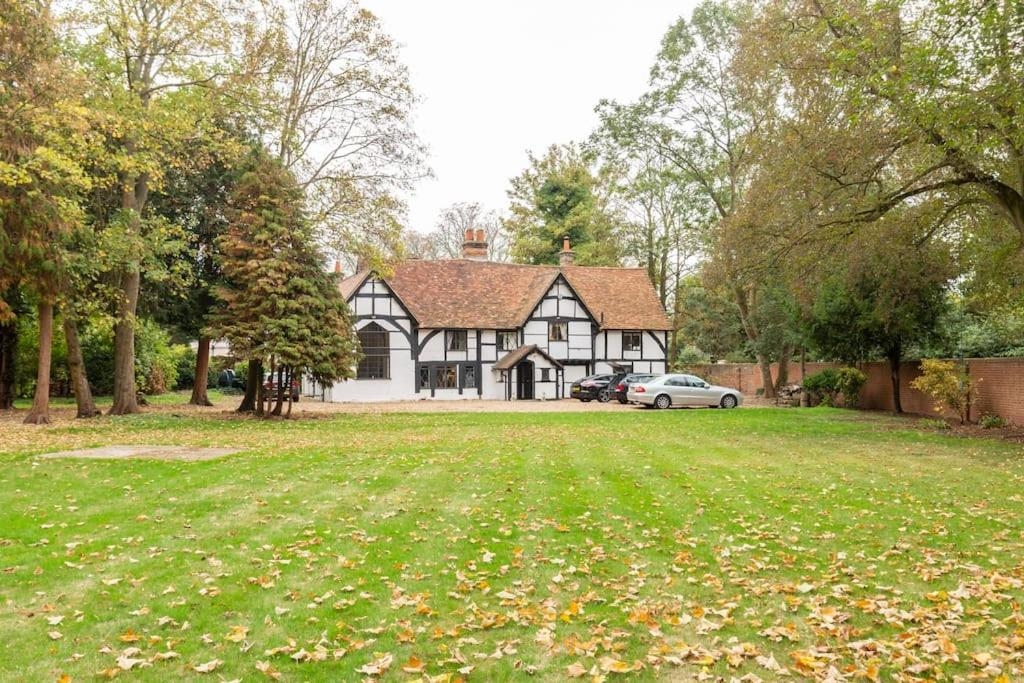 Dorney Windsor Legoland 5 Star Stay for upto 14 guests, Dorney