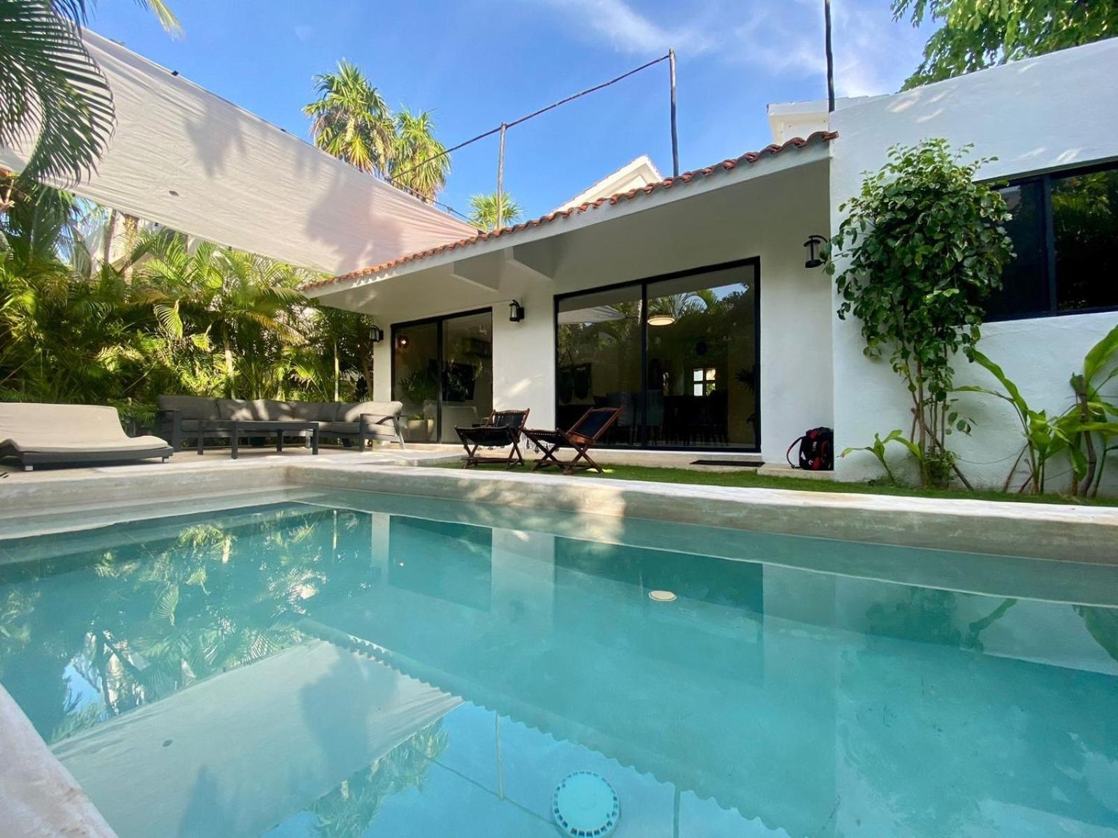 Foto de Exclusive Villa Steps from the Beach Playacar