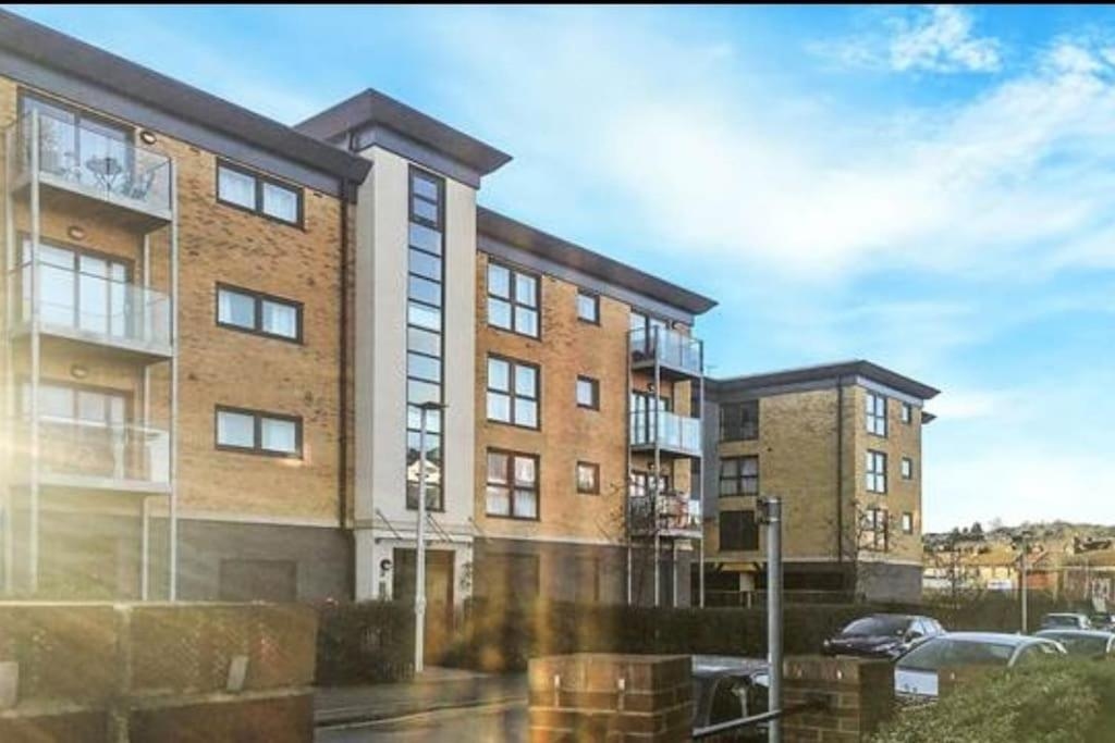 Stylish Station Apartment in Rochester with Free Parking, Wainscot