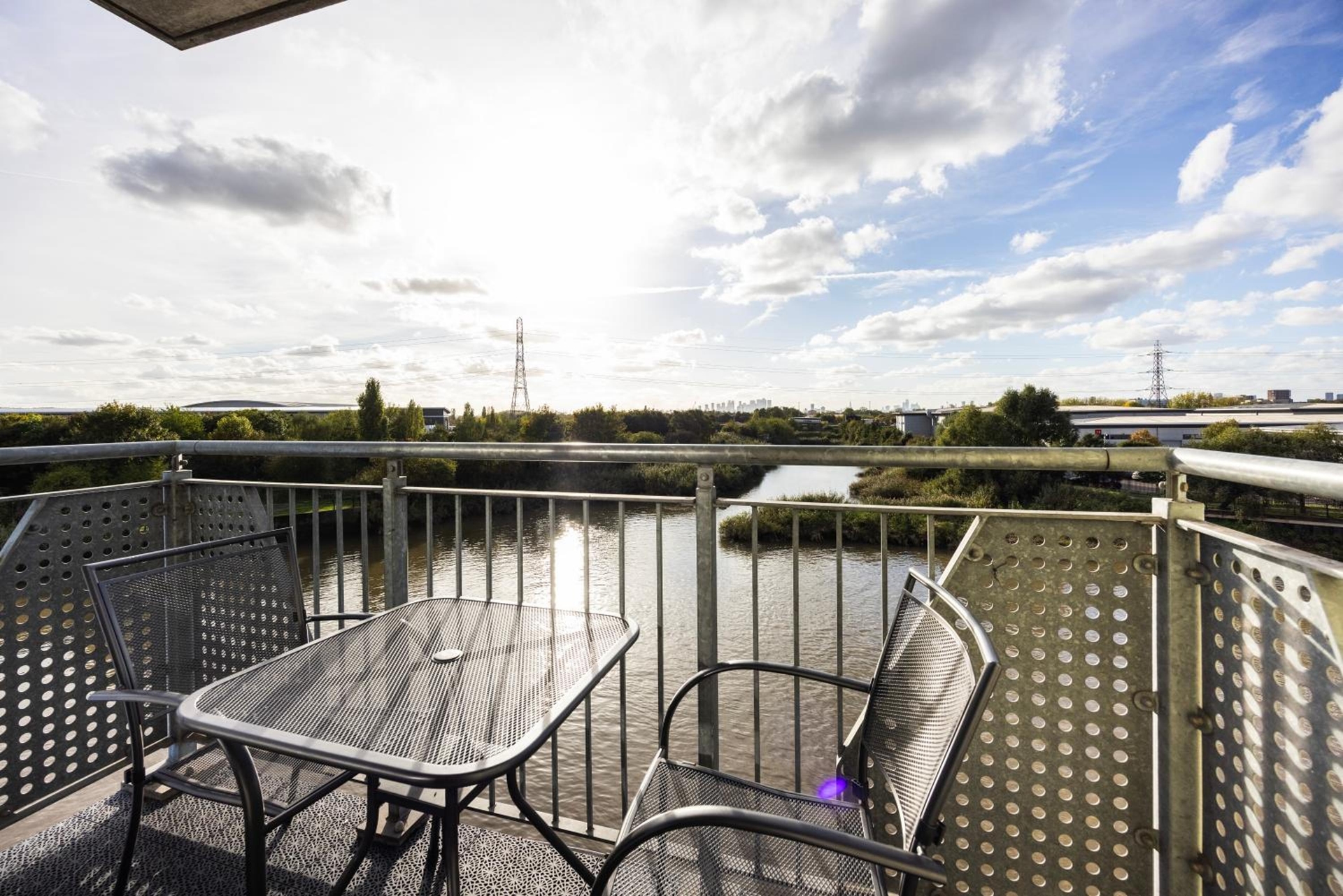 Stunning 2 Bed Flat With City Views, Barking