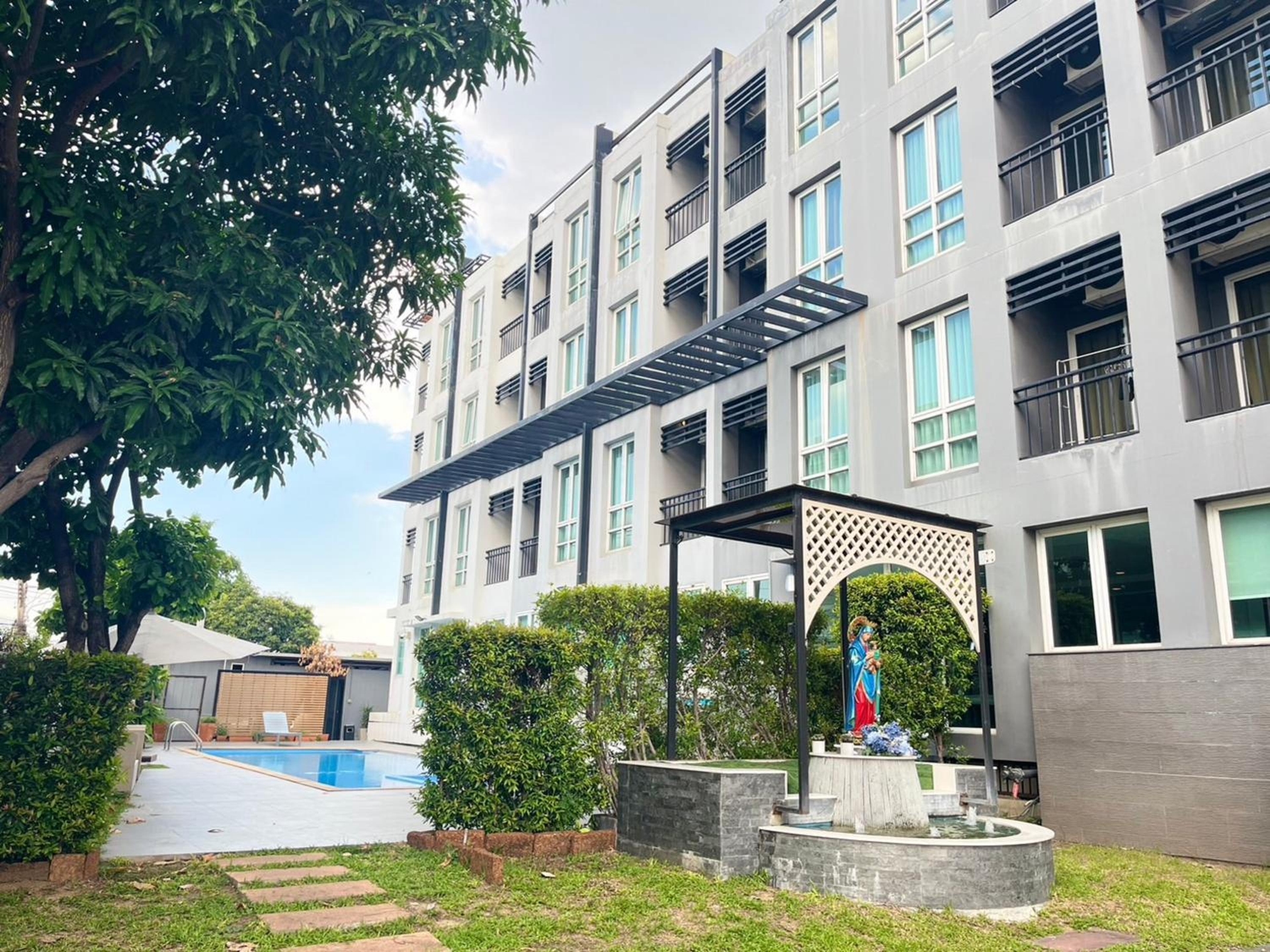 Crystal Suites Suvarnbhumi Airport