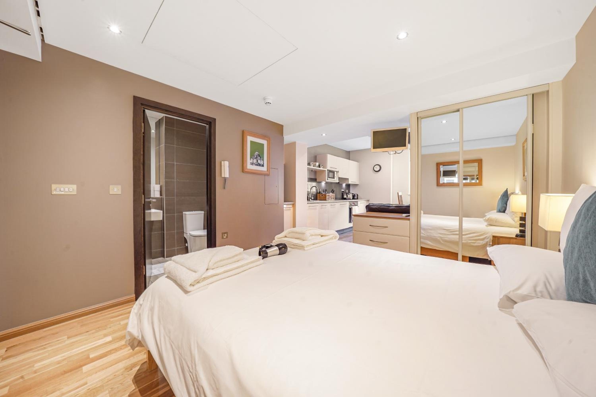Cannon Street Serviced Apartments by LovelyStay, London