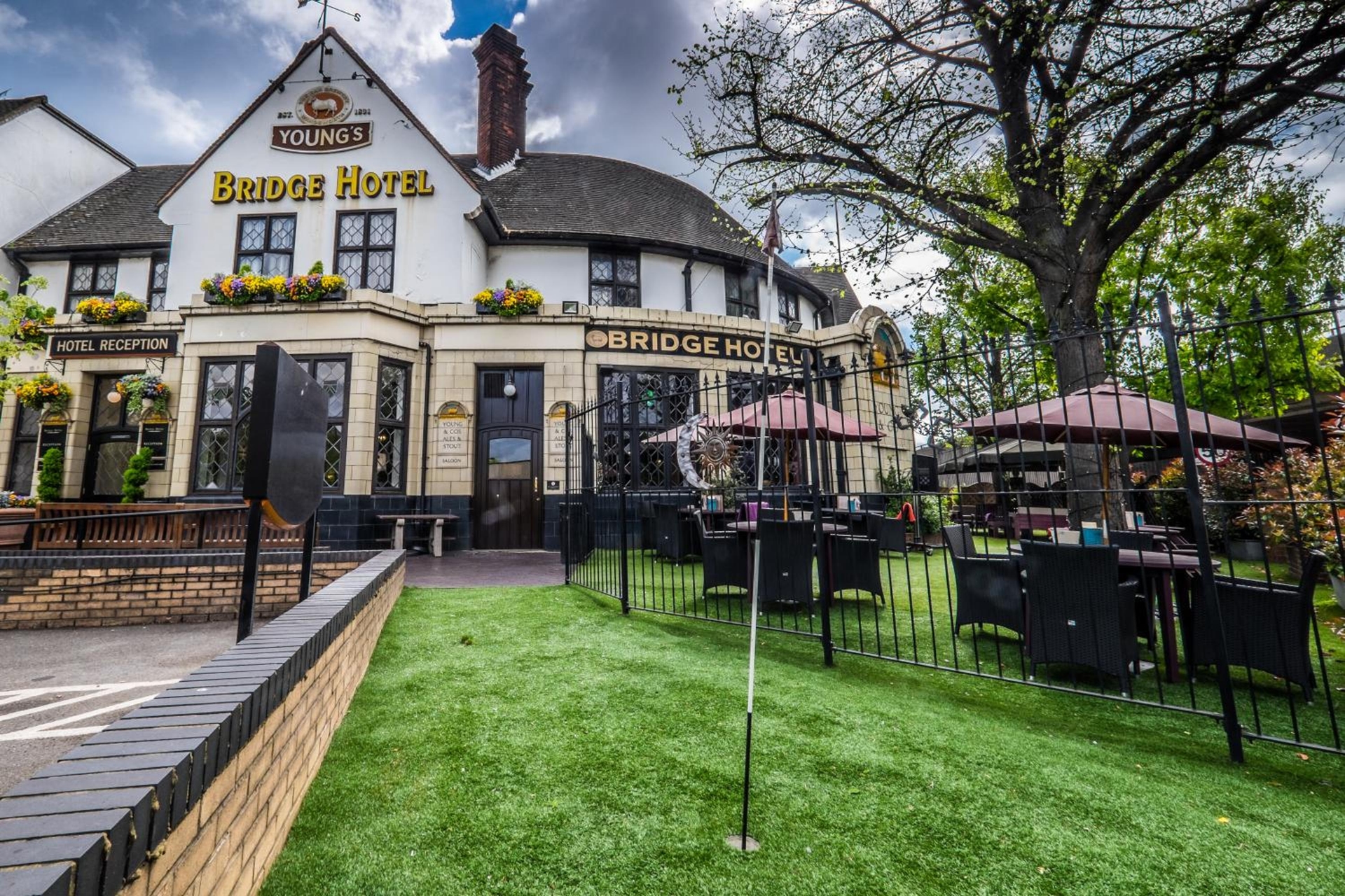 Bridge Hotel, Greenford
