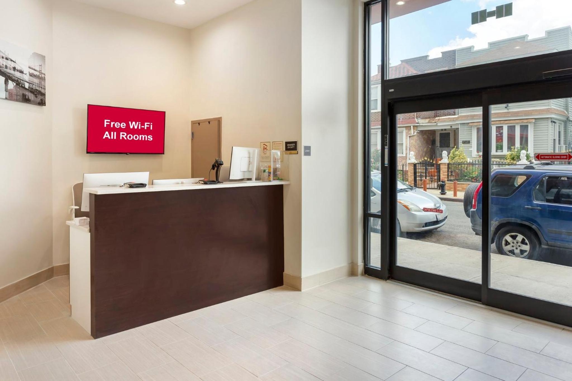 Foto de Red Roof Inn PLUS Jamaica, NY - JFK Airport