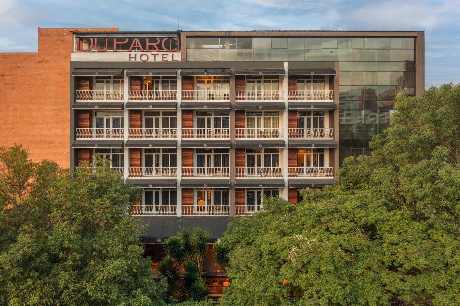 Hotel Du Parc, Poblado