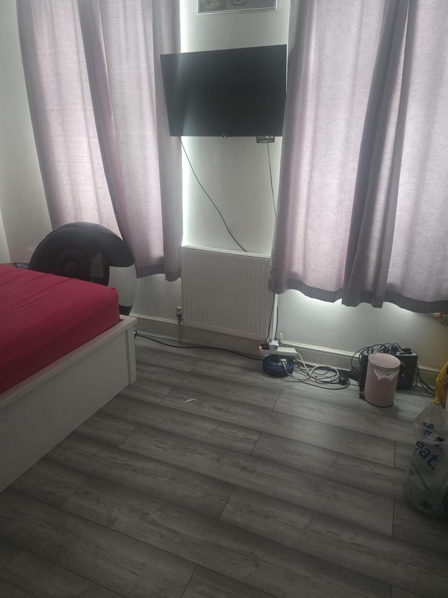 Contemporary & Spacious 1BD - Fireplace with Modern Comforts, London