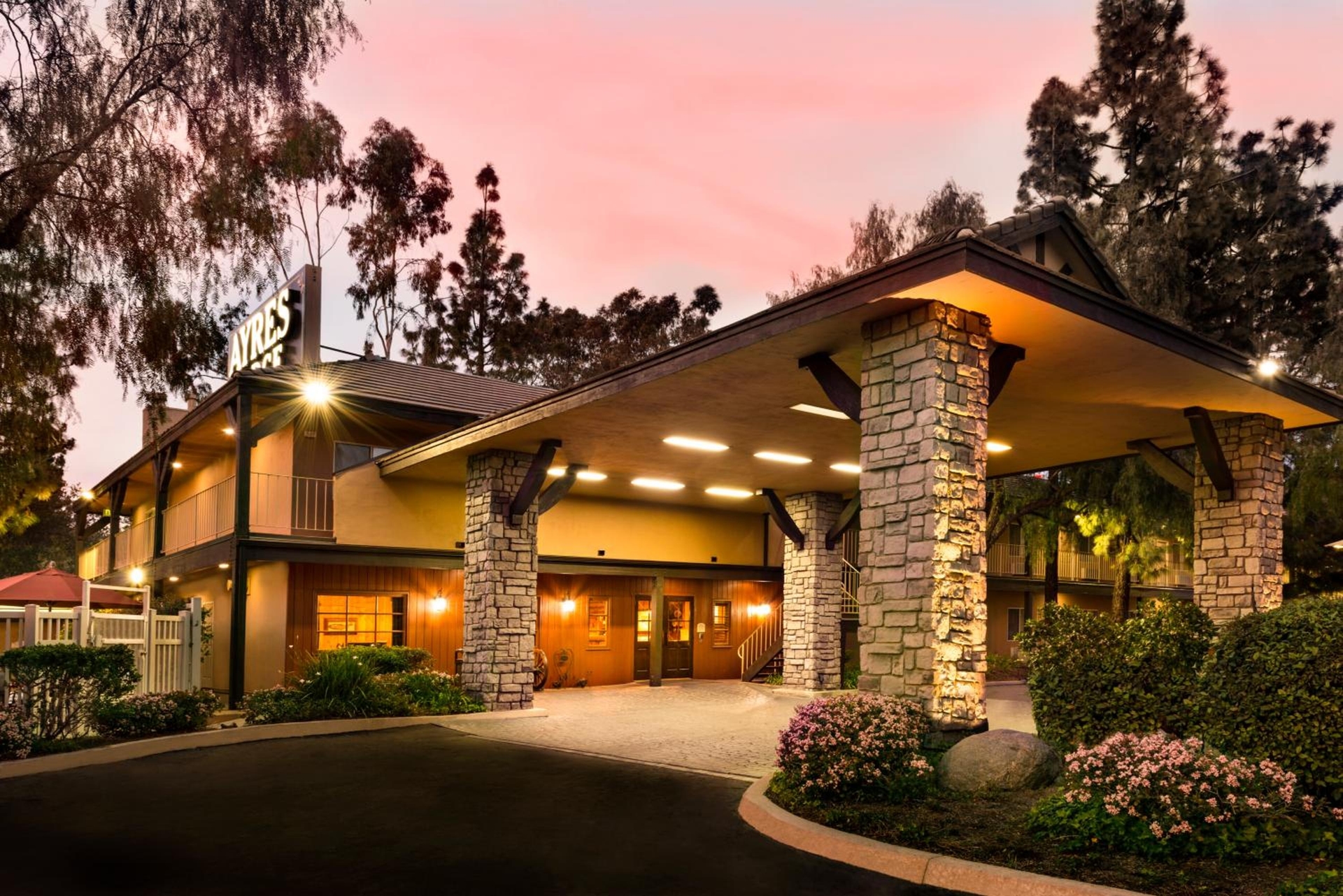 Ayres Lodge Alpine, Alpine