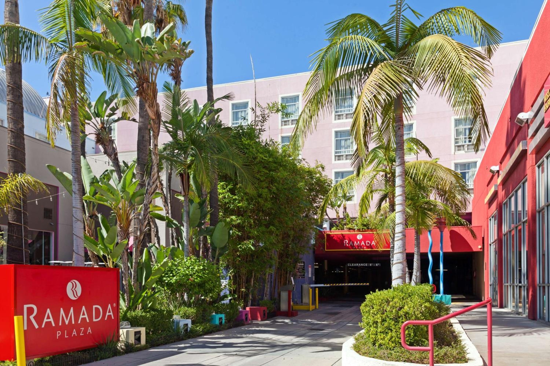 Ramada Plaza by Wyndham West Hollywood Hotel & Suites, West Hollywood