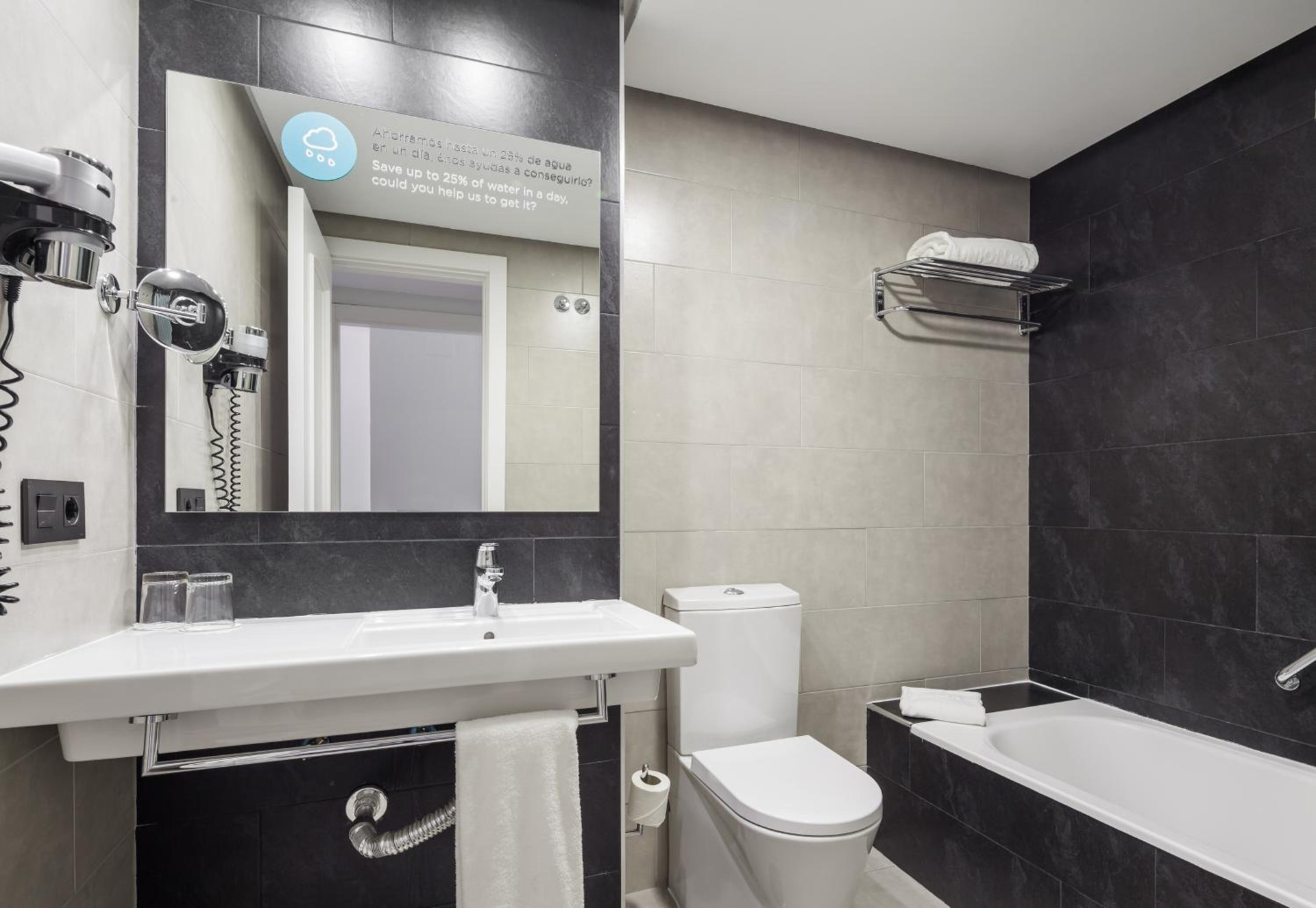 Foto de Ilunion Suites Madrid