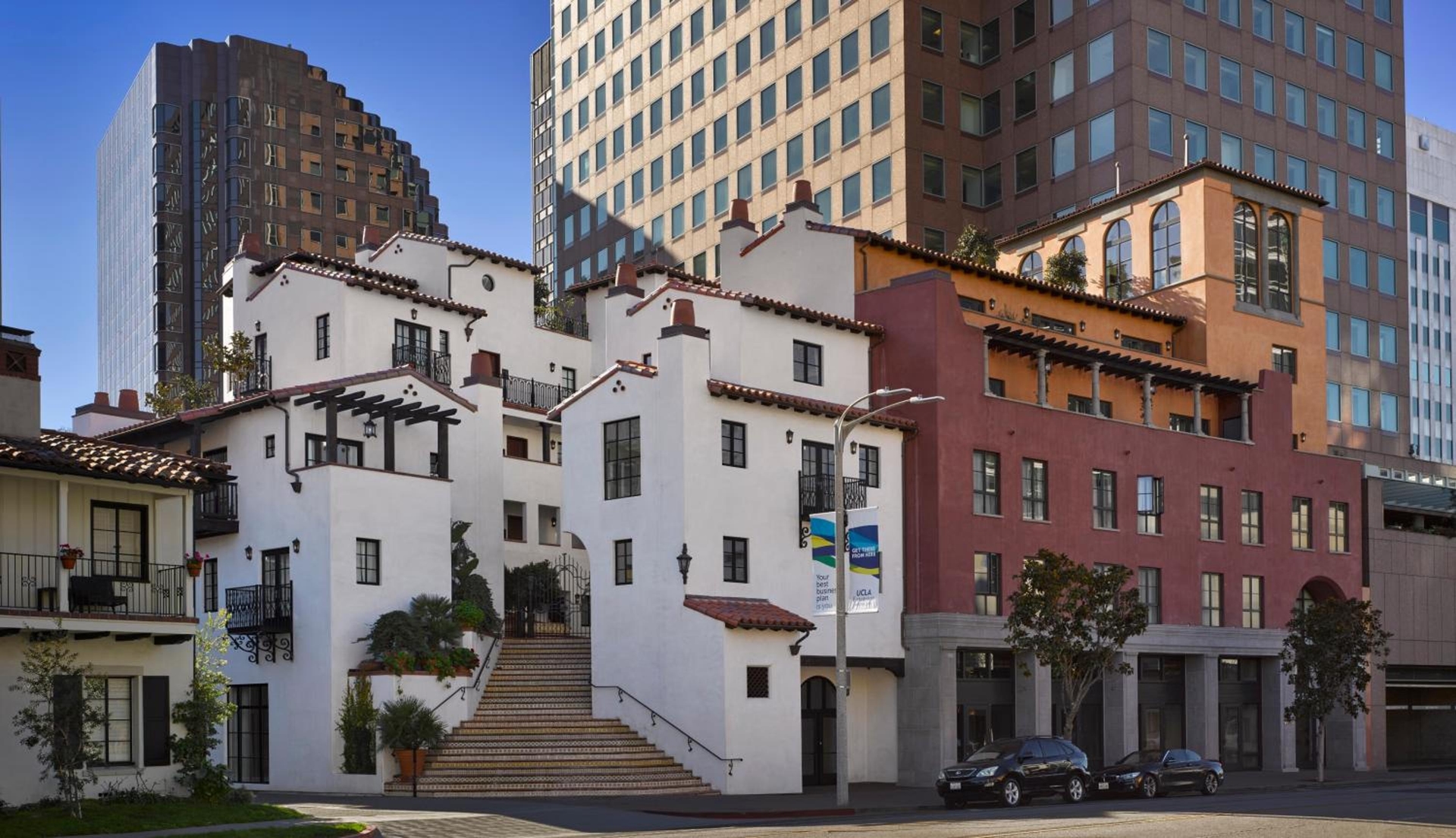 Plaza la Reina, Los Angeles