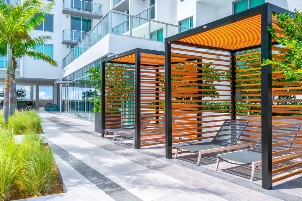 Foto de Luxury Condo with Den at Design District