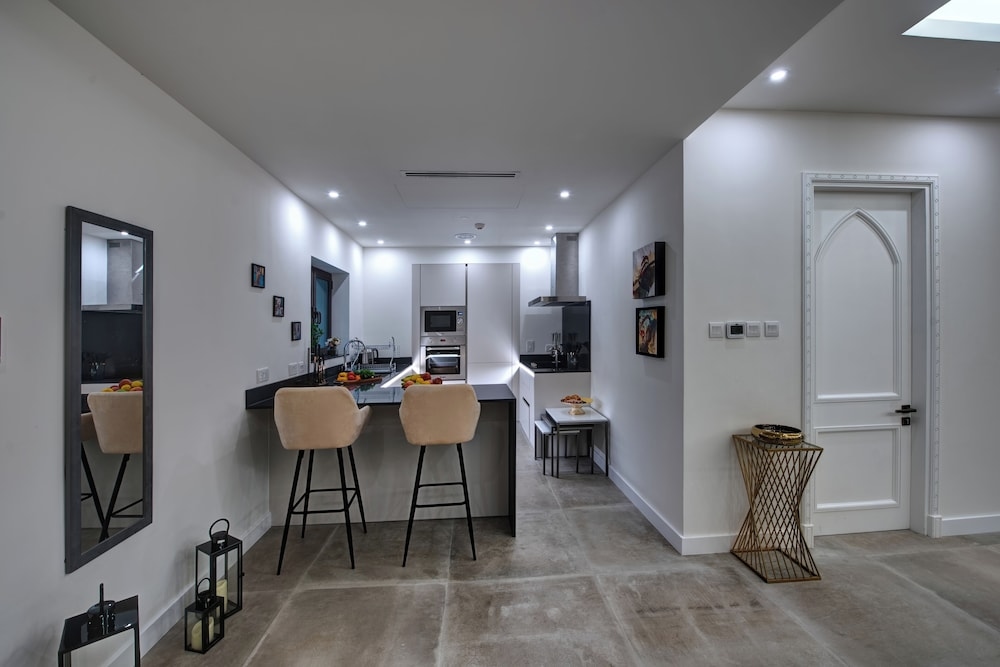 Durrani Homes - Arabian luxury at Souk Al Bahar besides Burj Khalifa & Dubai Mall, Dubái