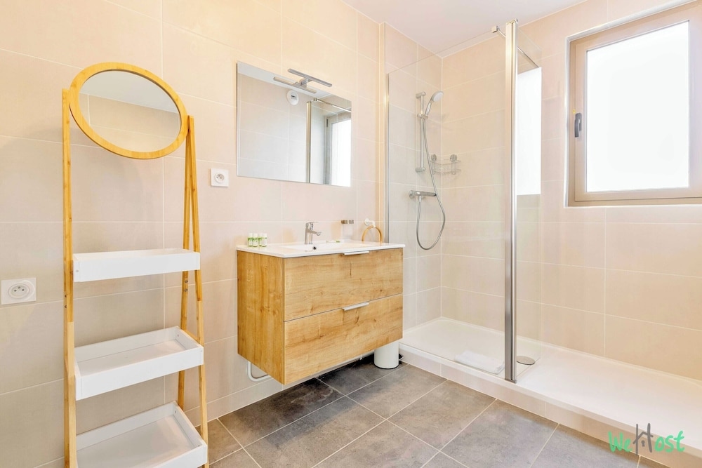 Foto de Modern Apt With Balcony-6p-close to Disney/paris