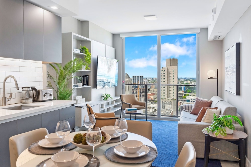 Foto de Modern High-Rise Condo with Pool/Gym, in Central DT MIAMI!