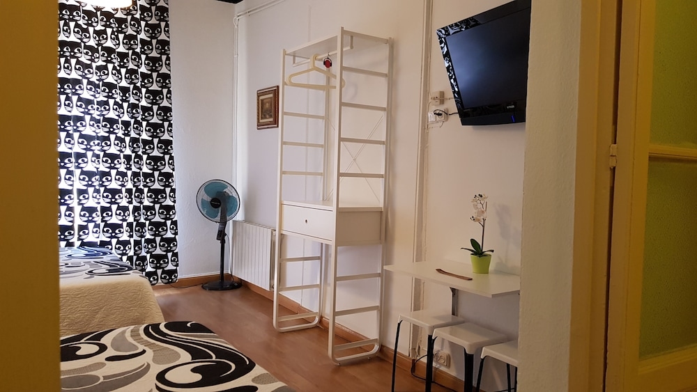 Hostal Loyola - Hostel, Madrid