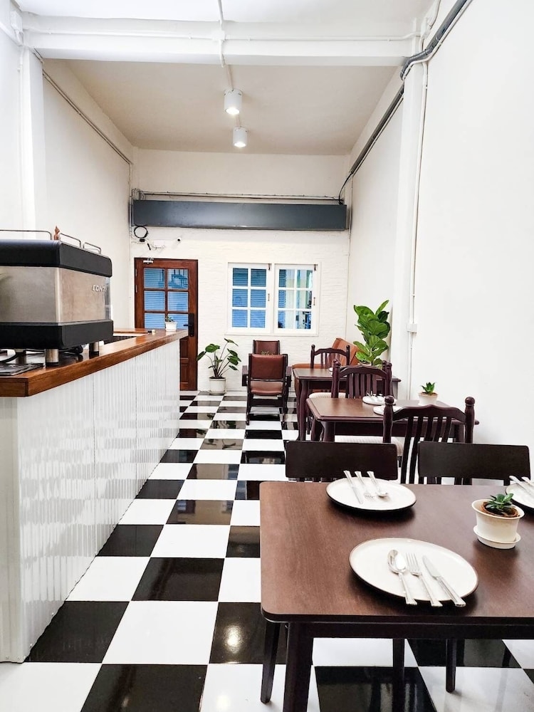 Noir Cafe And Hostel