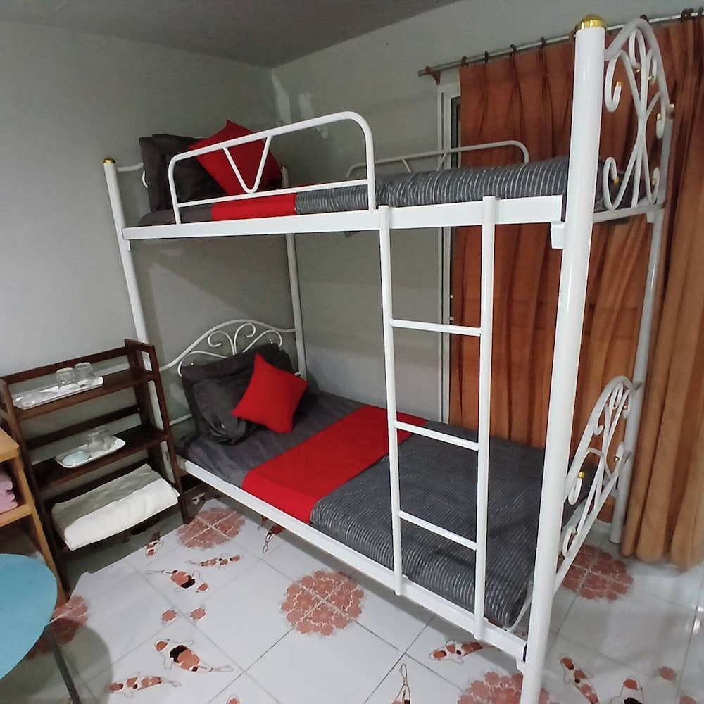 Foto de Sunshiny-BB Hostel near Punnavithi BTS station