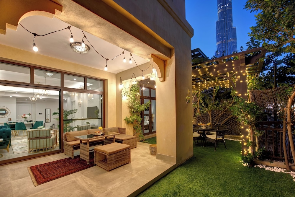 Durrani Homes - Arabian luxury at Souk Al Bahar besides Burj Khalifa & Dubai Mall, Dubái
