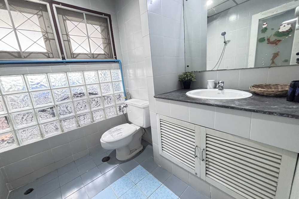 Foto de Sunshiny-BB Hostel near Punnavithi BTS station