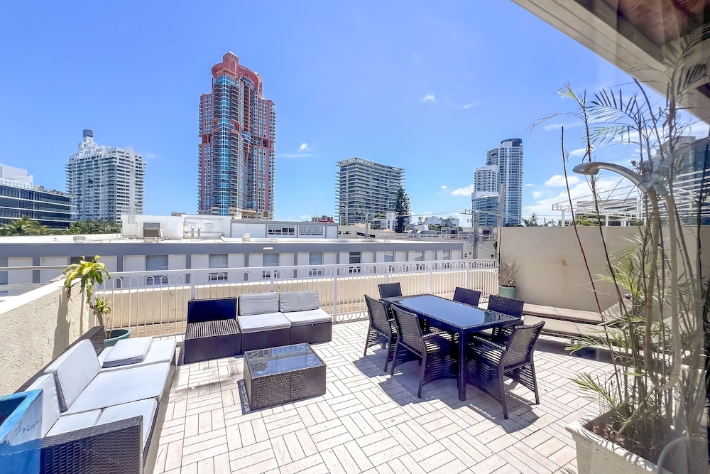 Apartments at 100 Collins
