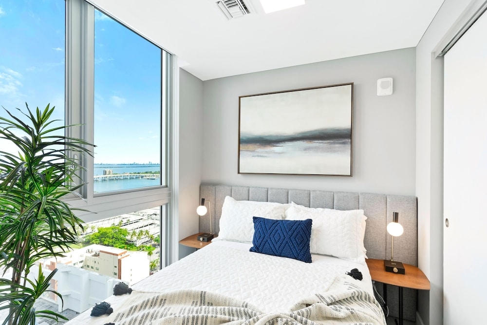 Foto de Modern High-Rise Condo with Pool/Gym, in Central DT MIAMI!