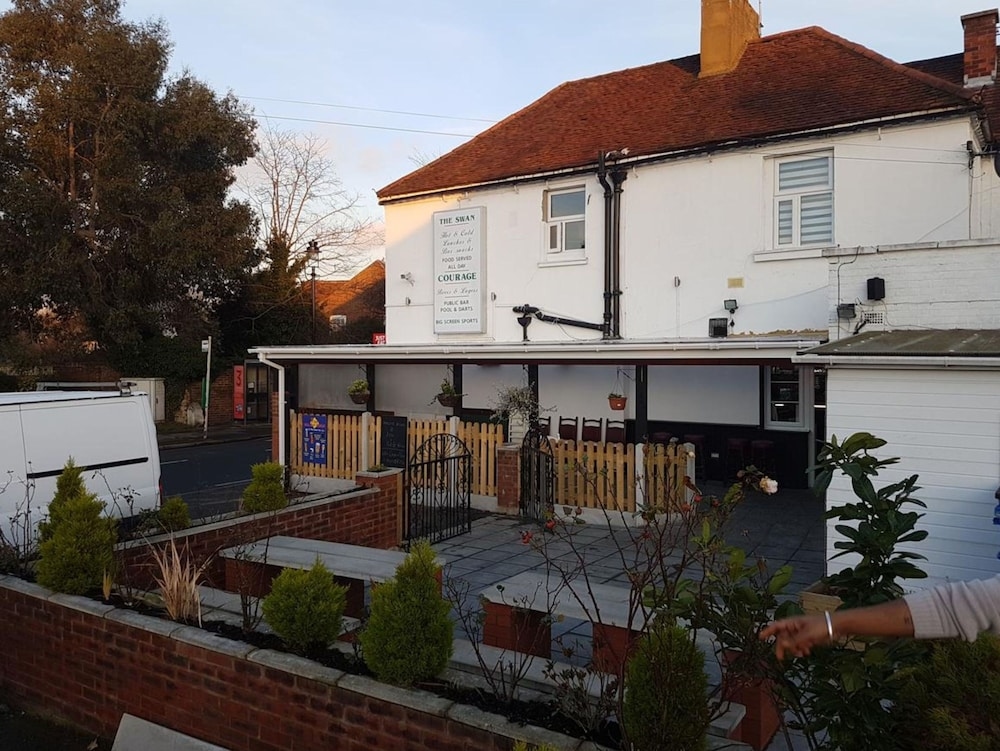 Swan Inn, Heathrow Airport, Staines
