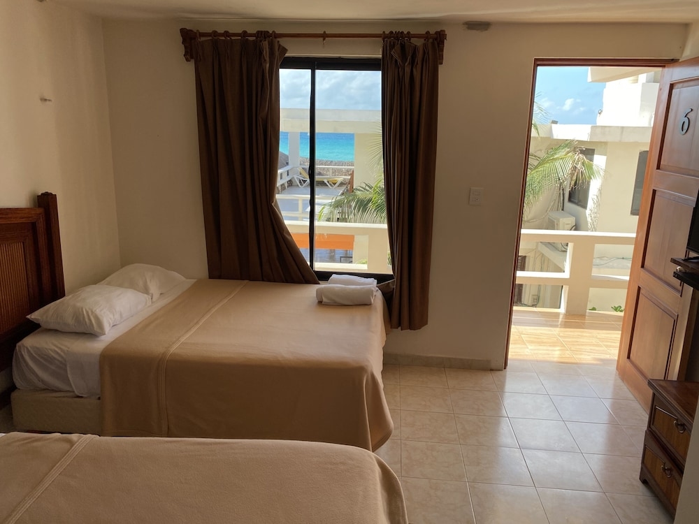 Foto de Chichis and Charlies Beachfront