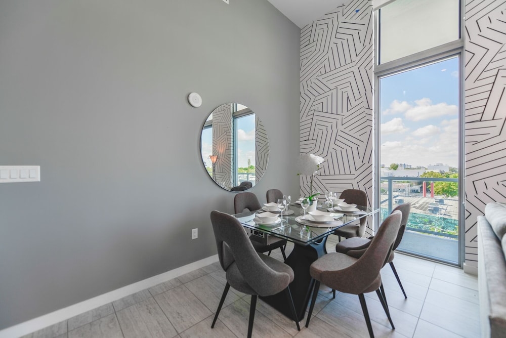 Foto de Luxury Condo with Den at Design District